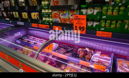 Baden-Baden, Allemagne - 01 janvier 2022 : marchandises au supermarché LIDL à Baden-Baden Banque D'Images