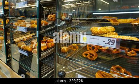 Baden-Baden, Allemagne - 01 janvier 2022 : marchandises au supermarché LIDL à Baden-Baden Banque D'Images