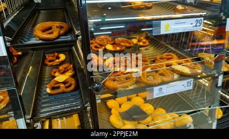 Baden-Baden, Allemagne - 01 janvier 2022 : marchandises au supermarché LIDL à Baden-Baden Banque D'Images