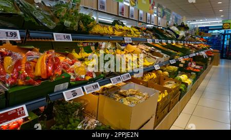 Baden-Baden, Allemagne - 01 janvier 2022 : marchandises au supermarché LIDL à Baden-Baden Banque D'Images