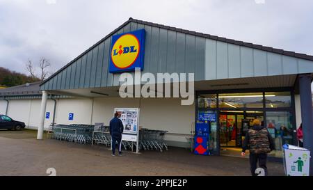 Baden-Baden, Allemagne - 01 janvier 2022 : les gens se rendent au supermarché LIDL à Baden-Baden, Allemagne Banque D'Images