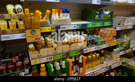 Baden-Baden, Allemagne - 01 janvier 2022 : marchandises au supermarché LIDL à Baden-Baden Banque D'Images