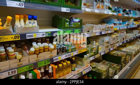Baden-Baden, Allemagne - 01 janvier 2022 : marchandises au supermarché LIDL à Baden-Baden Banque D'Images