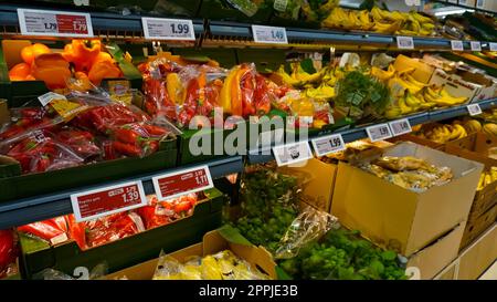 Baden-Baden, Allemagne - 01 janvier 2022 : marchandises au supermarché LIDL à Baden-Baden Banque D'Images