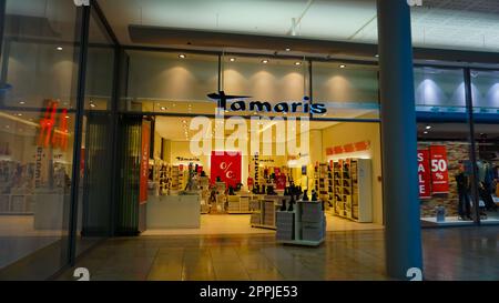 Baden-Baden, Allemagne - 01 janvier 2022 : logo sur le mur du magasin TAMARIS à Baden-Baden Banque D'Images