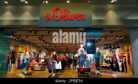 Baden-Baden, Allemagne - 01 janvier 2022 : logo sur le mur du magasin de mode S.OLIVER Banque D'Images