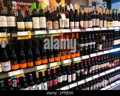 REWE commercialise des vins à Francfort-sur-le-main, Allemagne Banque D'Images