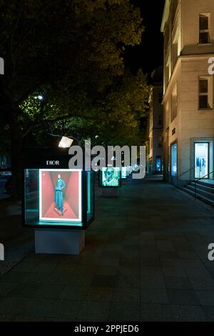 Publicité extérieure illuminée du designer français Dior sur Kurfürstendamm à Berlin la nuit Banque D'Images