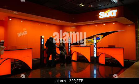 Dortmund, Allemagne - 28 décembre 2021 : un employé de location de voitures Sixt attend des clients à l'aéroport de Dortmund Banque D'Images