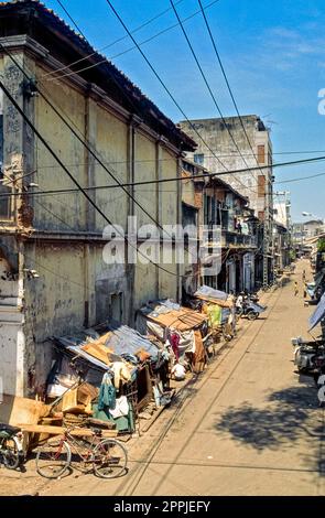 Diapositive numérisée de la photographie couleur historique du bidonville dans le vieux quartier de Saigon, Ho Chi Ming City, Vietnam du Sud Banque D'Images