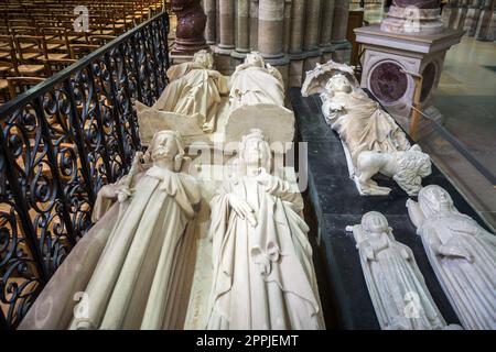 Tombes des rois de France dans la basilique Saint-Denis Banque D'Images