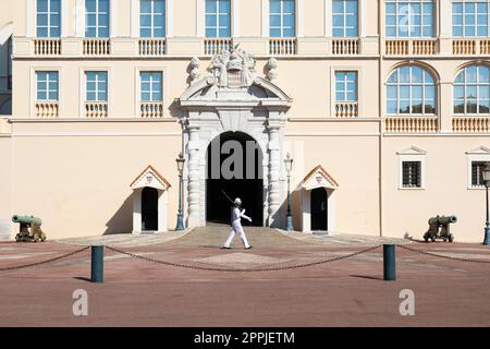 Monte Carlo - garde avec uniforme d'été à pied devant le Palais Royal Banque D'Images