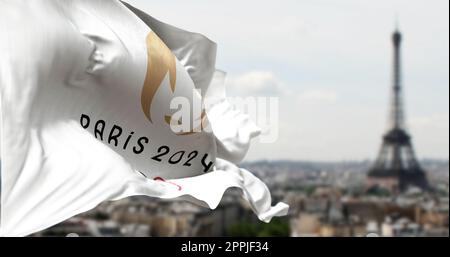 Vue rapprochée du drapeau des Jeux olympiques d'été de Paris 2024 agitant dans le vent Banque D'Images