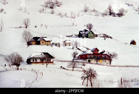 Paysage d'hiver dans le village de Sirnea, comté de Brasov, Roumanie, environ 2000 Banque D'Images