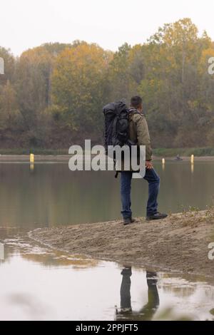 Portrait de voyageur homme au lac en automne Banque D'Images