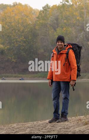 Portrait de voyageur homme au lac en automne Banque D'Images