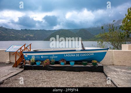 Equateur - 7 octobre 2022: Lac de cratère Cuicocha au pied du volcan Cotacachi dans les Andes équatoriennes. Banque D'Images