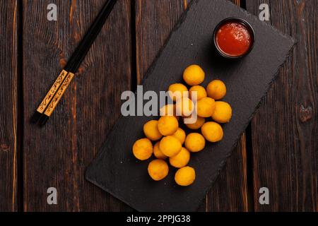 boules de poisson en pâte avec baguettes - vue de dessus de cuisine asiatique Banque D'Images