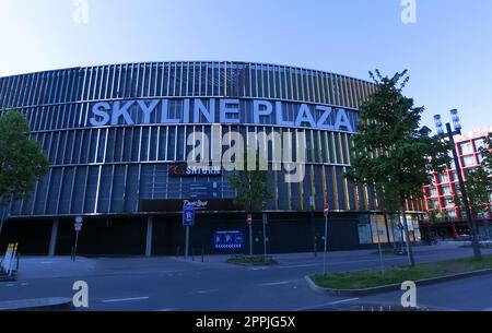 Francfort-sur-le-main, Allemagne - 20 avril 2022 : centre commercial et de bien-être Skyline Plaza avec jardin sur le toit, centre de remise en forme, nombreux restaurants et boutiques et parking à plusieurs étages. Banque D'Images