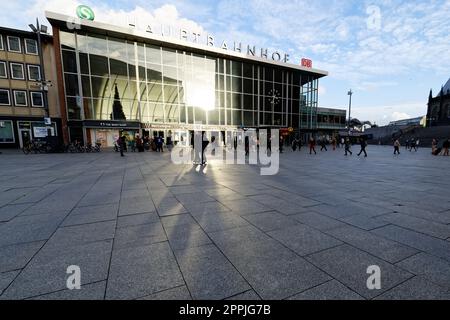 Cologne, Allemagne, 11 janvier 2023 : voyageurs à la gare centrale de cologne Banque D'Images