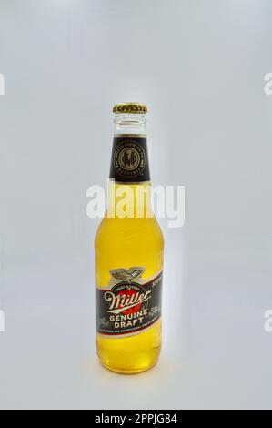 Une bouteille de bière Miller Genuine Draft sur fond blanc Banque D'Images