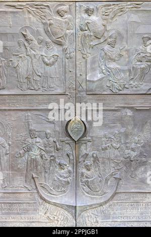 Cathédrale de Szczecin, porte d'entrée décorative avec heurtoir de porte en bronze, Szczecin, Pologne Banque D'Images