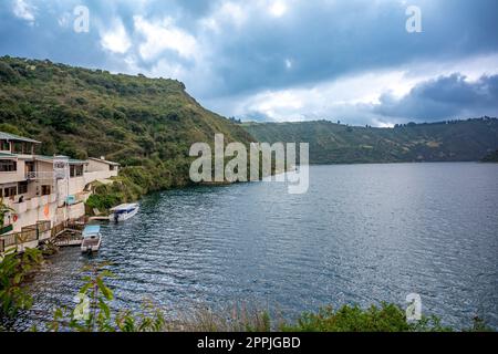 Lac de cratère de Cuicocha au pied du volcan Cotacachi dans les Andes équatoriennes. Banque D'Images