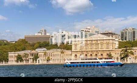 Palais de Dolmabahce, ou Dolmabahce Sarayi, situé dans le quartier de Besiktas, Bosphore, Istanbul, Turquie Banque D'Images