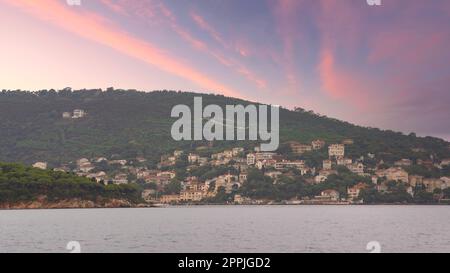 Vue sur les collines de l'île de Kinaliada depuis la mer de Marmara, avec maisons d'été traditionnelles et bateaux, Istanbul, Turquie Banque D'Images