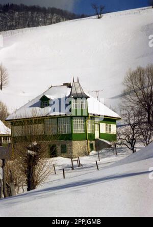 Belle maison traditionnelle à Sirnea, comté de Brasov, Roumanie, environ 2000 Banque D'Images