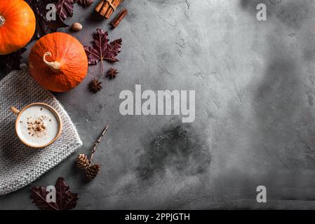 Composition d'automne avec café Pumpkin Spice Latte et citrouilles, vue de dessus, espace de copie. Boisson d'automne saisonnière, feuilles d'érable et pumkins, Thanksgiving c Banque D'Images