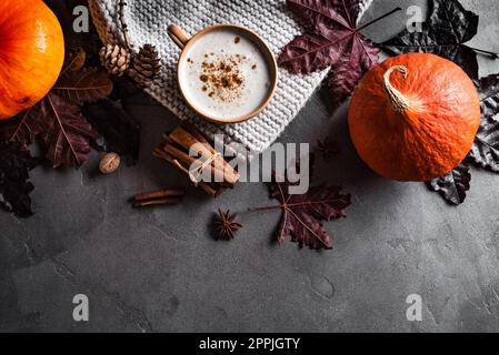 Composition d'automne avec café Pumpkin Spice Latte et citrouilles, vue de dessus, espace de copie. Boisson d'automne saisonnière, feuilles d'érable et pumkins, Thanksgiving c Banque D'Images