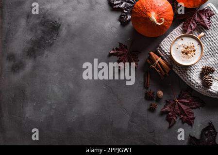 Composition d'automne avec café Pumpkin Spice Latte et citrouilles, vue de dessus, espace de copie. Boisson d'automne saisonnière, feuilles d'érable et pumkins, Thanksgiving c Banque D'Images