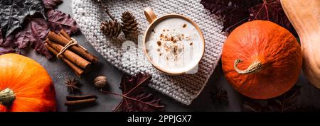 Composition d'automne avec café Pumpkin Spice Latte et citrouilles, bannière. Boisson d'automne saisonnière, feuilles d'érable et pumkins, concept de Thanksgiving. Banque D'Images