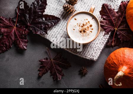 Composition d'automne avec café Pumpkin Spice Latte et citrouilles. Boisson d'automne saisonnière, feuilles d'érable et pumkins, concept de Thanksgiving. Banque D'Images