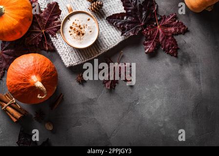 Composition d'automne avec café Pumpkin Spice Latte et citrouilles, vue de dessus, espace de copie. Boisson d'automne saisonnière, feuilles d'érable et pumkins, Thanksgiving c Banque D'Images