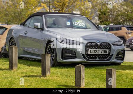 2022 gris BMW 420D M Sport Mhev Auto 420D 190 48V MHEV Step Auto Start/Stop voiture Cabriolet Diesel électrique 1995 cc en exposition dans la salle d'exposition de voiture Preston, Royaume-Uni Banque D'Images