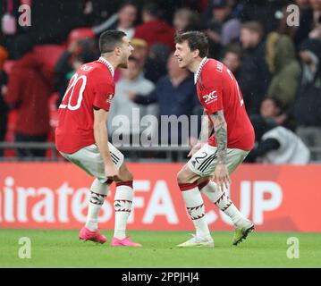 Victor LindeloF de Manchester United célèbre le but gagnant de la zone de pénalité et fêtez avec Diogo Dalot de Manchester United pendant l'AF Banque D'Images