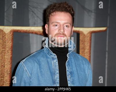 Londres, Royaume-Uni. 24th févr. 2022. Andrew Gower participe à la première saison 6 de « Outlander » au Royal Festival Hall de Londres, en Angleterre. (Photo de Fred Duval/SOPA Images/Sipa USA) crédit: SIPA USA/Alay Live News Banque D'Images