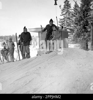 Comté de Brasov, République socialiste de Roumanie, env. 1976. Les personnes utilisant la remontée mécanique à la station de ski de Poiana Brasov en hiver. Banque D'Images