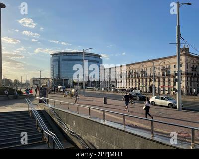 Minsk, Bélarus, le -22 août 2022. Vue depuis la gare de Minsk sur la rue et BSU Minsk Univisaty Banque D'Images