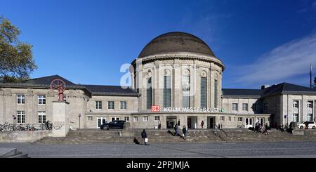 Bâtiment historique de la gare Messe/Deutz à proximité du parc des expositions de cologne Banque D'Images