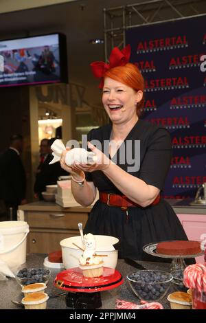 ENIE van de Meiklokjes dekoriert mit GÃ¤sten Torten und Cup cakes im AEZ Hamburg, 06.11.2022 Banque D'Images