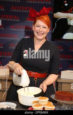 ENIE van de Meiklokjes dekoriert mit GÃ¤sten Torten und Cup cakes im AEZ Hamburg, 06.11.2022 Banque D'Images