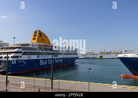 Port principal, grands bateaux de croisière amarrés au quai, Athènes, le Pirée, Grèce Banque D'Images