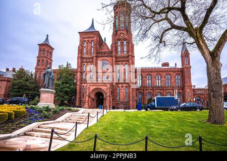 Smithsonian Castle sur la vue du National Mall, Washington DC Banque D'Images