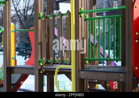 Fragment d'un terrain de jeu en plastique et en bois, peint dans différentes couleurs Banque D'Images