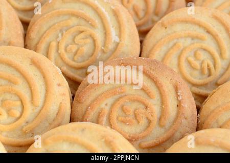 Gros plan d'un grand nombre de biscuits ronds avec garniture à la noix de coco Banque D'Images