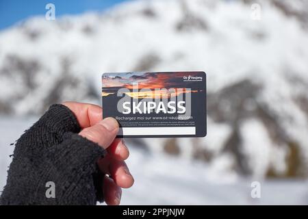 Forfait ski dans les montagnes d'hiver Banque D'Images