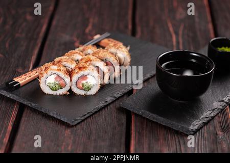 Gros plan sur le saumon et le sushi au saumon avec des flocons de thon - menu asiatique de sushis et cuisine japonaise Banque D'Images